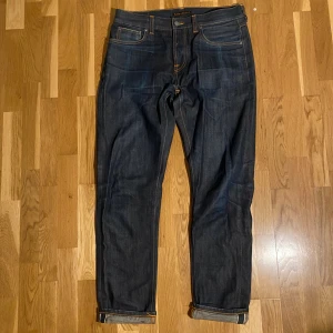 Nudie Jeans Steady Eddie II selvedge - Mörkblå jeans från Nudie Jeans, modell Steady Eddie II Dry Selvage. De har små hål på vardera ficka!! Aldrig tvättade. Ifall mer frågor eller bilder så skriv gärna!