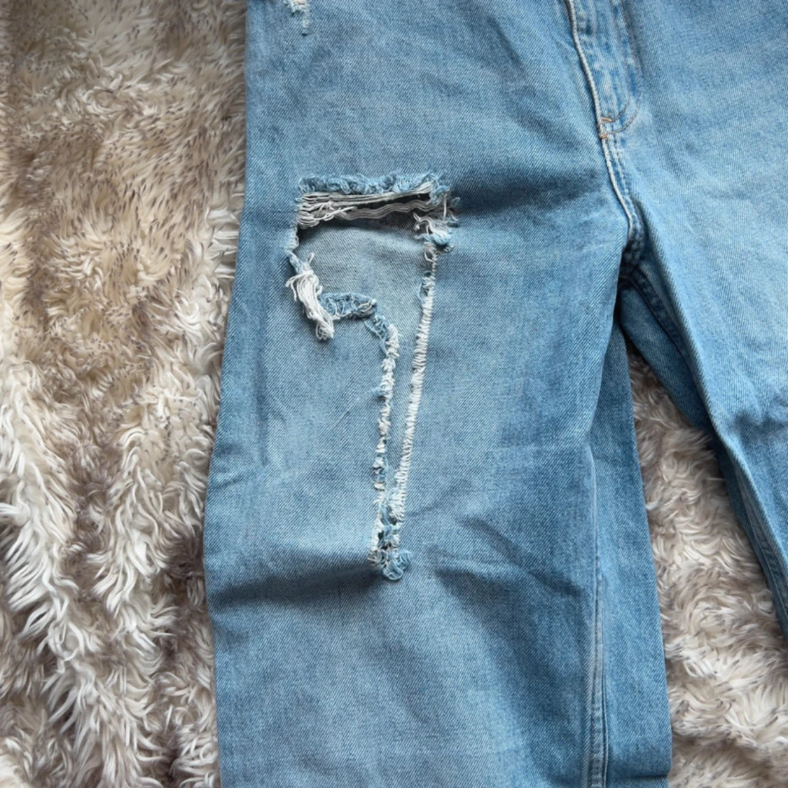 Ljusa ripped jeans från Zara, strl 36 - 3