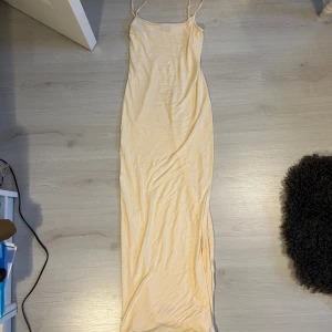 Gul klänning - Gul klänning från ginatricot, använd endast 1 gång. Superfint skick och klänningen är lång
