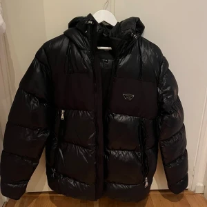 Svart vinterjacka  - Snygg svart puffer för vintern. Knappt använd då den är lite stor på mig och är ca 175cm. Varm och passar bra till kallt väder. Nypris är 1300kr och kan tänka mig sänka pris vid snabb affär