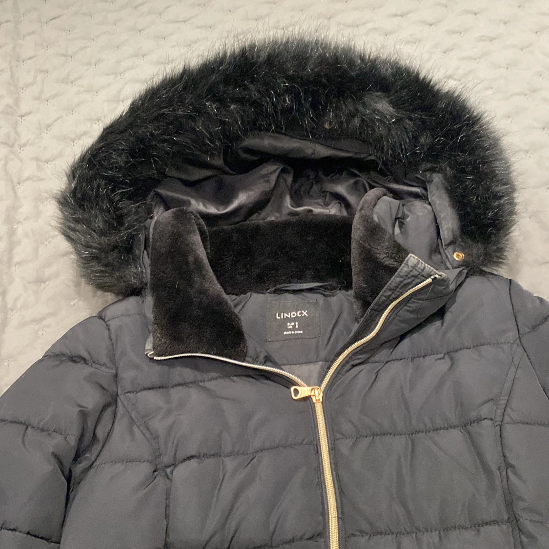 Svart pufferjacka med fuskpäls från Lindex - 1