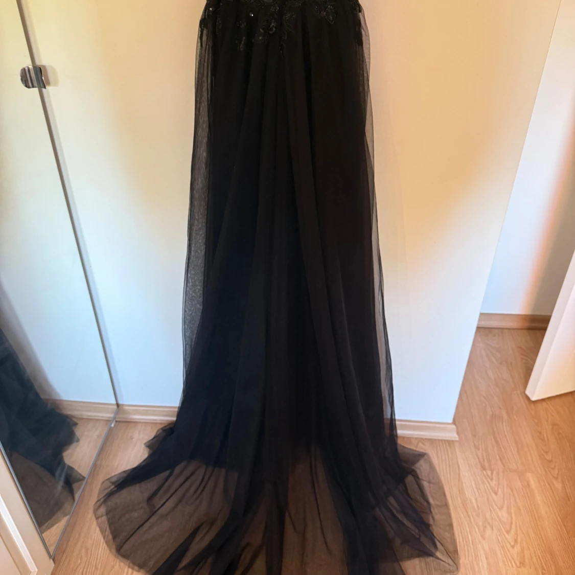 Svart glittrig långklänning med spets - 4