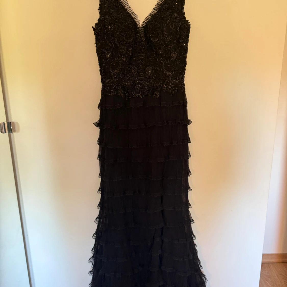 Svart långklänning med paljetter - 1