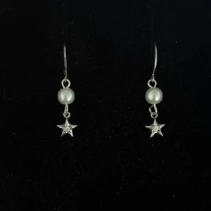 Örhängen med pärla och stjärna - Handgjorda och unika silverörhängen 🤩 Öronhängerna är nickelfria och silverpläterade i kirurgiskt stål, resterande av örhänget är i rostfritt stål (ej silverpläterat) 💕🙏 2 cm långa. Alla köp görs via ”KÖP NU” knappen.  💐