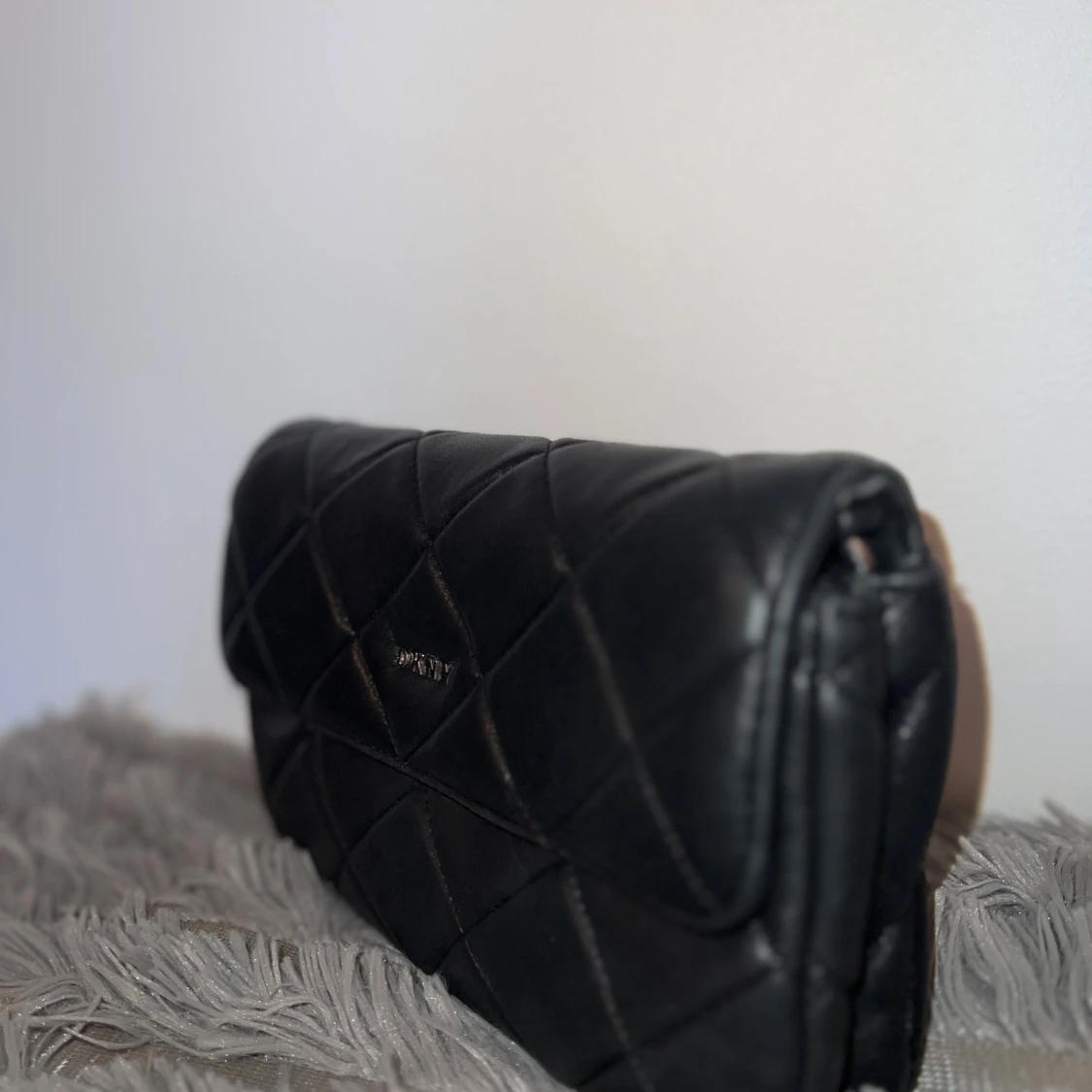 Svart quiltad axelväska från DKNY - 4