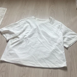 Vit t-shirt från 157, storlek S baggy  - Enkel och stilren vit t-shirt från 157 i storlek S. T-shirten har korta ärmar, rund halsringning och är gjord i mjuk bomull. Passformen är lite loose och perfekt för en clean och avslappnad look.