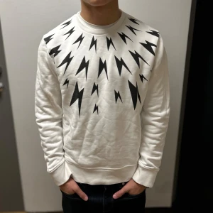 Neil Barret tröja - Tjoo, säljer en fet Neil barret sweatshirt till dunderpris‼️‼️💯Skick 9/10✅✅✅ Äkta DMa📩 vid minsta fundering eller prisförslag🤗🤗 KOLLA även min profil för mer✌️✌️