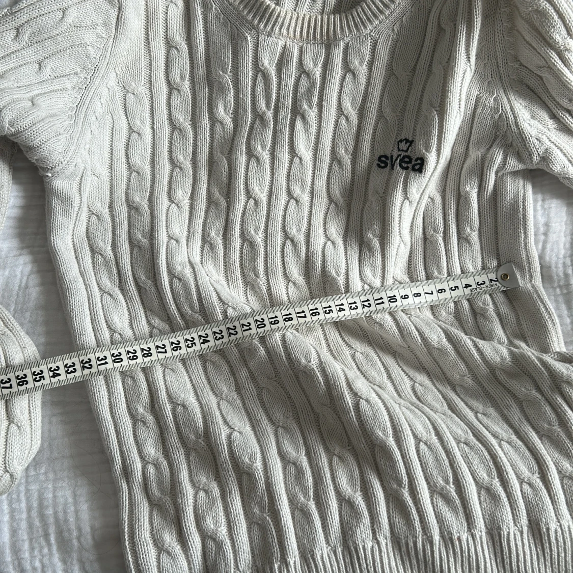 Vit kabelstickad tröja från Svea - 2