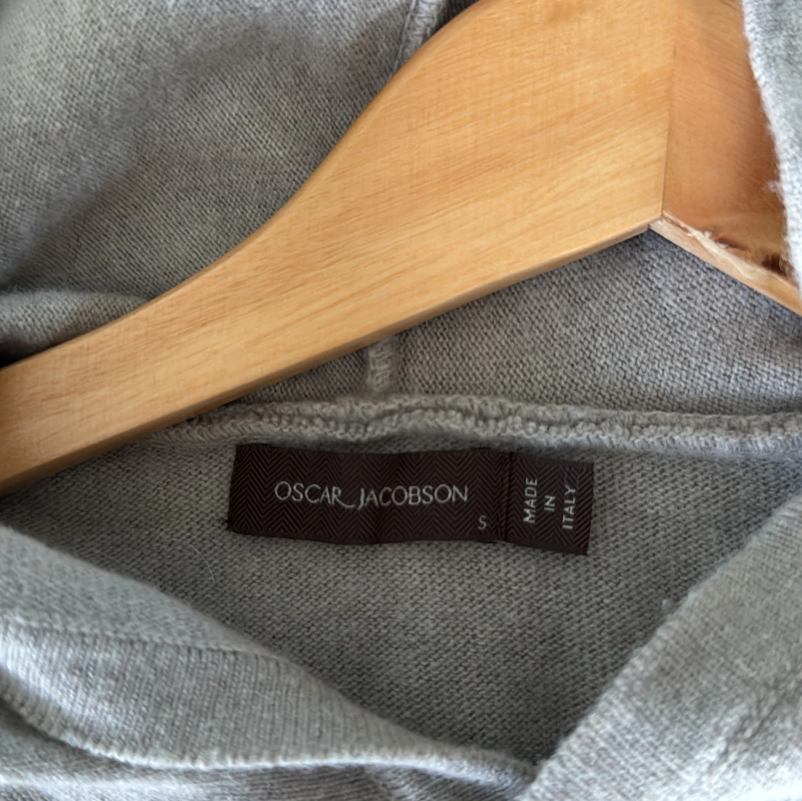 Grå hoodie i kashmir från Oscar Jacobson - 2