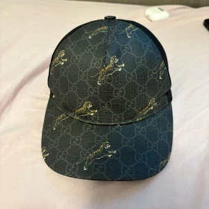 Gucci keps med tigerprint och GG-mönster -  Söker byte mot samma fast i större storlek typ m-L i samma skick eller bättre det spelar ingen roll har du en hör av dig mvh 