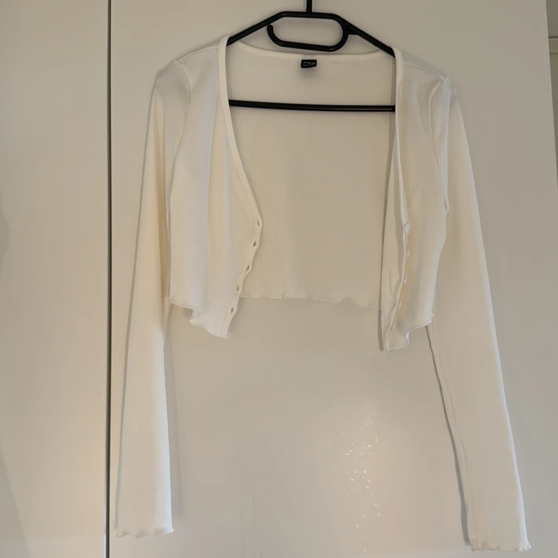 Vit croppad topp med knappar från SHEIN - 2