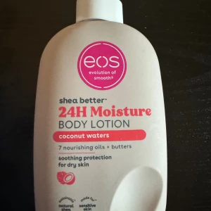 EOS Shea Better Body Lotion Coconut - DIREKT FRPN USA 🇺🇸Body lotion från EOS med kokosvatten och sheasmör som återfuktar huden i 24 timmar. Innehåller 7 närande oljor och smör, passar känslig hud och har en mild doft av kokos. Beige plastflaska med rosa detaljer och rundad form.