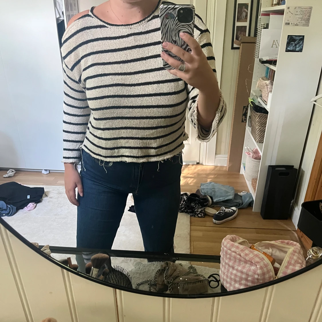 Randig stickad tröja med offshoulder