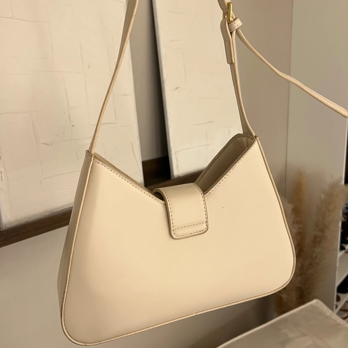 Beige axelväska i skinnlook - 2