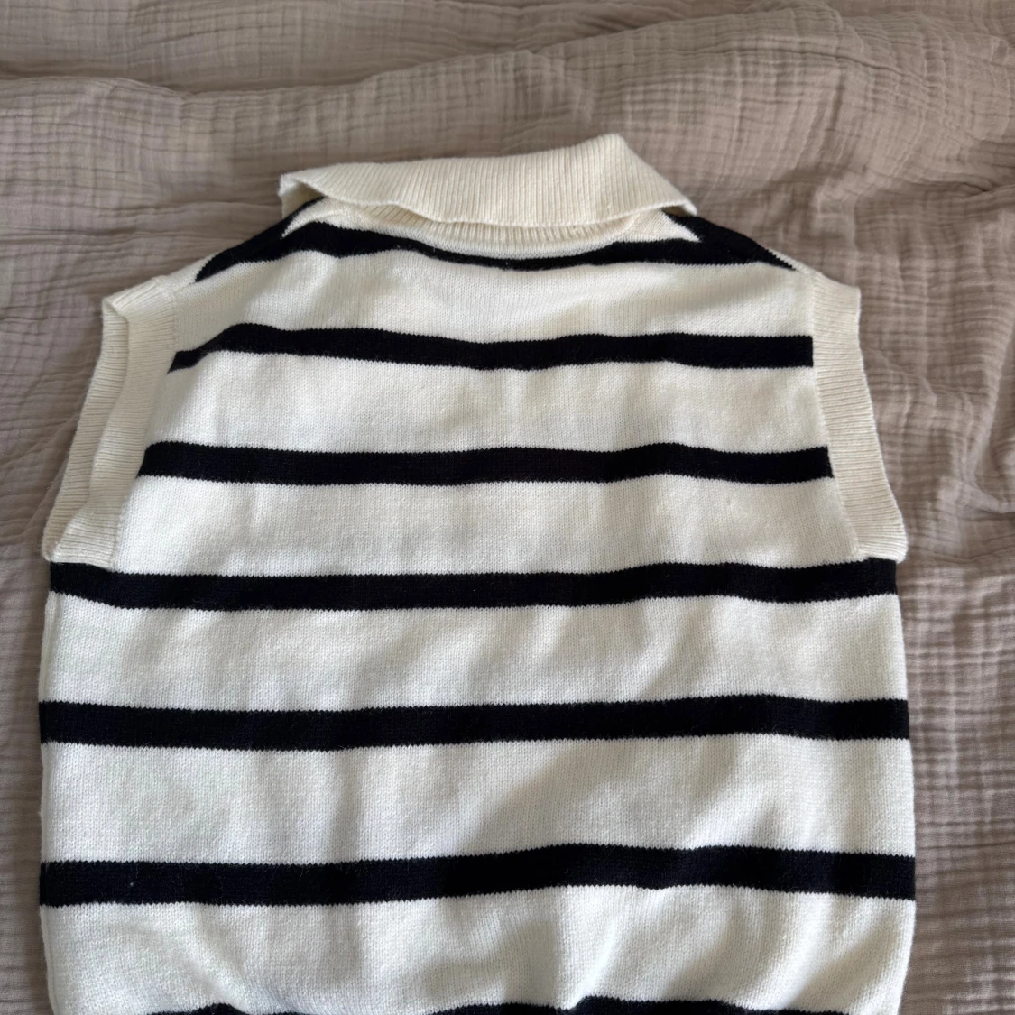 Randig stickad väst med krage - 1