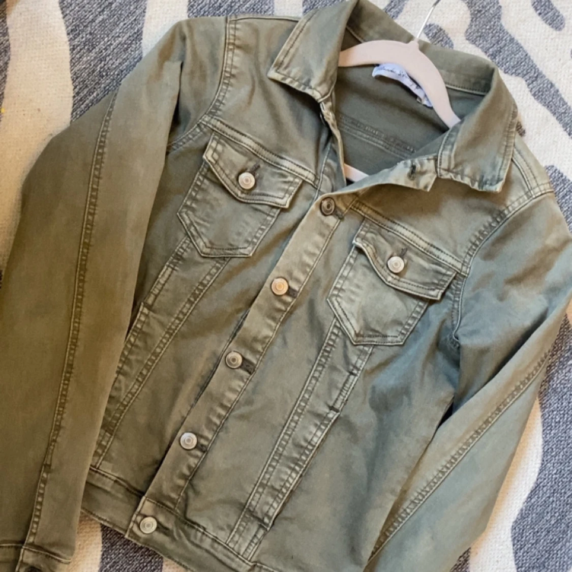 Olivgrön jeansjacka med knappar - 3