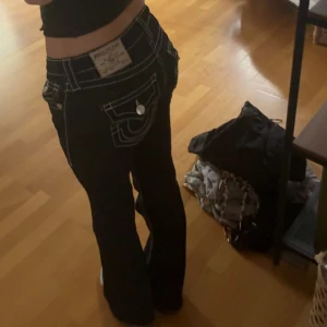 True religion jeans - Så snygga jeans från true religion i modellen Becca bootcut🫶🏽De är i färgen mörkblå med vita sömmar, köpta för 1600kr endast använda 1-2gånger💛 