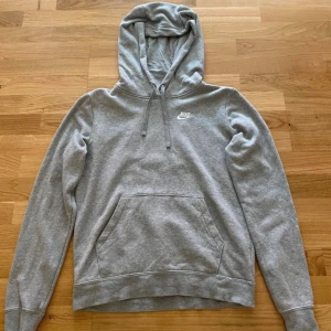 Nike hoodie - Nike hoodie i storlek xs. Fint skick då den knappt använts. Kan säljas billigare vid snabb affär.
