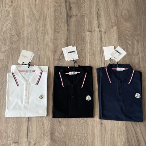 Moncler pikétröja med logga - Nu kör vi DUNDER erbjudande! 3 för 1100. Vår strävan är att vara billigast i Sverige. Som ni ser på bilden erbjuds moncler piké i 3 olika färger. Vit, svart och mörkblå. 