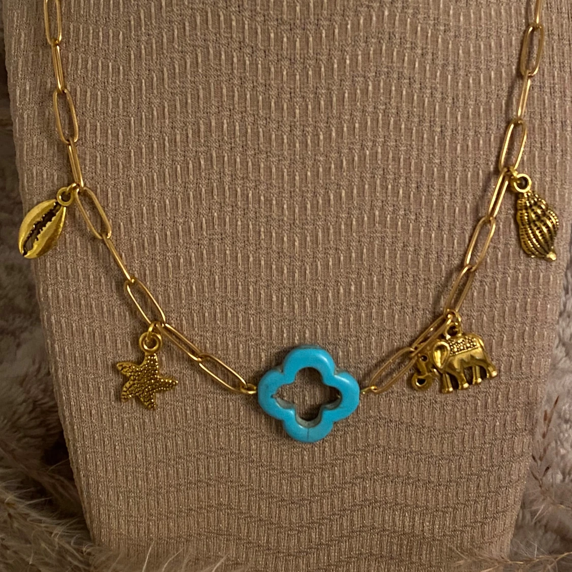 Två halsband med turkosa och guldiga detaljer - 1