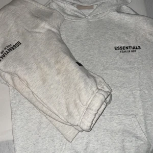 Grå Essentials Fear of God tracksuit  - Säljer en essentials tracksuit aldrig använd 