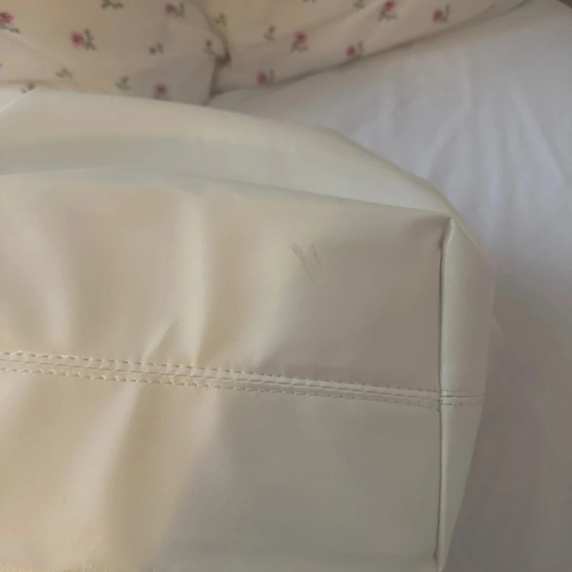 Vit axelväska i skinnimitation - 4