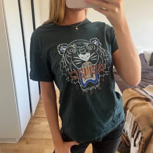 Mörkgrön Kenzo T-shirt - Cool grön t-shirt från Kenzo med ikoniskt tigertryck🐅