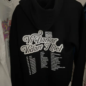 OANVÄND Hov1 Hoodie 2025  - Oanvänd tour hoodie från Hov1s sista spelning i storlek M! Pris kan diskuteras