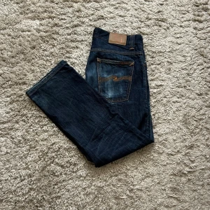 Nudie Jeans - Average Joe  - Hej säljer nu mina extremt fina och eftertraktade Nudie jeans i väldigt fint sick. Jeansen är i storlek (W33 - L34) men sitter som (W33 - L32). Skriv vid fler funderingar!