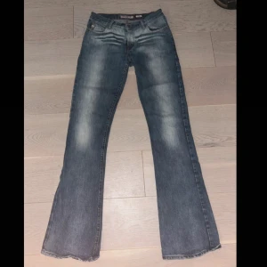 Vintage Miss sixty low waist jeans   - Säljer ett par blå bootcut jeans från Miss Sixty i storlek 27. Jeansen har låg midja och  utsvängd ben.  Midjemått rakt över: 35cm Innerbenslängd: 85