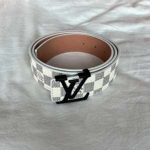 snyggt designer bälte - fett bälte med svarta detaljer i storlek 100/115cm, hålgörare ingår. Nytt och oanvänt skick, fraktar inom 24h✅