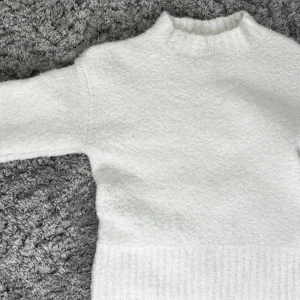 Vit stickad tröja - Fin stickad / fluffig tröja i storlek XS. Mycket bra skick och nästan aldrig använd. Vet tyvärr inte märket!