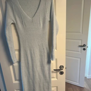 ljusblå stickad klänning storlek M - blå stickad klänning storlek M, från shein använd 1 gång