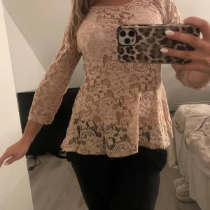 champangerosa spetsblus  - Säljer en superfin beige spetsblus från Vila med trekvartsärm och vackert blommigt spetsmönster. Blusen har en lätt utsvängd passform och rund halsringning. Perfekt för dig som gillar romantiska detaljer och vill ha något extra till outfiten.