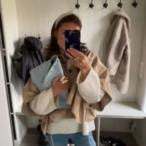 Beige trekvartsärmad trenchcoat - Säljer denna skitsnygga, trendiga trenchcoaten från COS. Nyskick