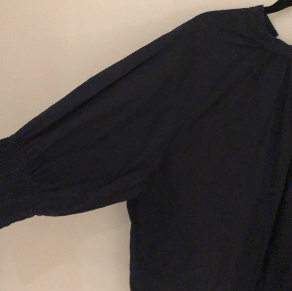 Svart blus med vida ärmar - 2