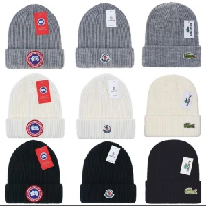 Moncler mössa canadagos och Lacoste  - Ribbstickad mössa med uppvikt kant och rund Canada Goose-patch framtill. Finns i grått, vitt och svart. Perfekt för kalla dagar och har en clean, klassisk look som funkar till allt. Materialet är mjukt och värmande stickad kvalitet.