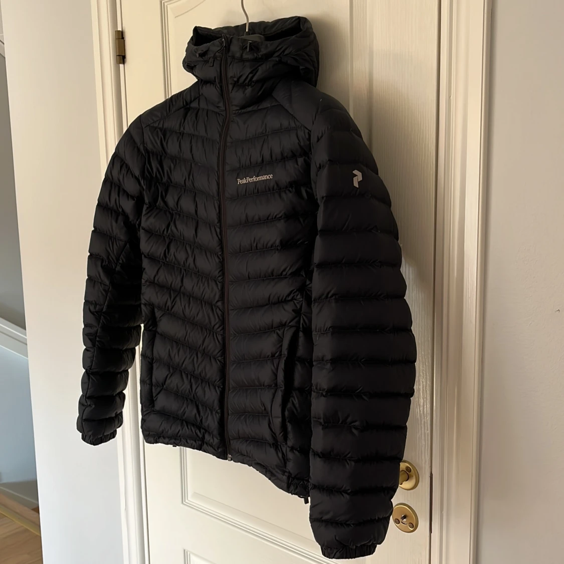 Svart Peak Performance pufferjacka S - 2