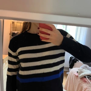 Stickad tröja med ränder Zara  - Jättefin marinblå stickad tröja från Zara! Vita ränder och en blå rand. Bra skick men använd en del. 