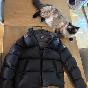 Colmar vinterjacka nyskick - Svart och grå jacka av märket colmar. Lappar medföljer men är avklippta. Jackan är varm och passar ingefär mellan 168 och 178 cm. Colmars egna storlek visar 16år eller 172 cm. Har använts någon månad under förra vinterhalvåret. 