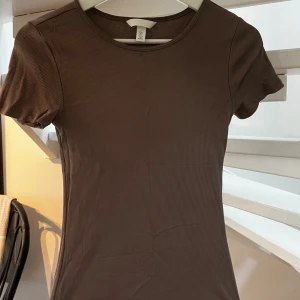 Brun topp - Brun croppad topp i ribbat material, stl S.