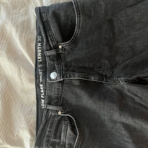Svarta låga bootcut jeans från BikBok - Nästan nya, inga defekter 