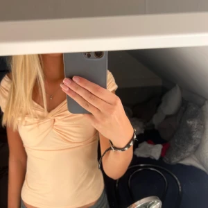 Orange/rosa tröja ifrån new Yorker  - Säljer en topp som aldrig är använd med en snygg twistdetalj framtill. Toppen är figurnära och har en twist på framsidan. Perfekt till jeans eller kjol. Hör av er för mer frågor! 