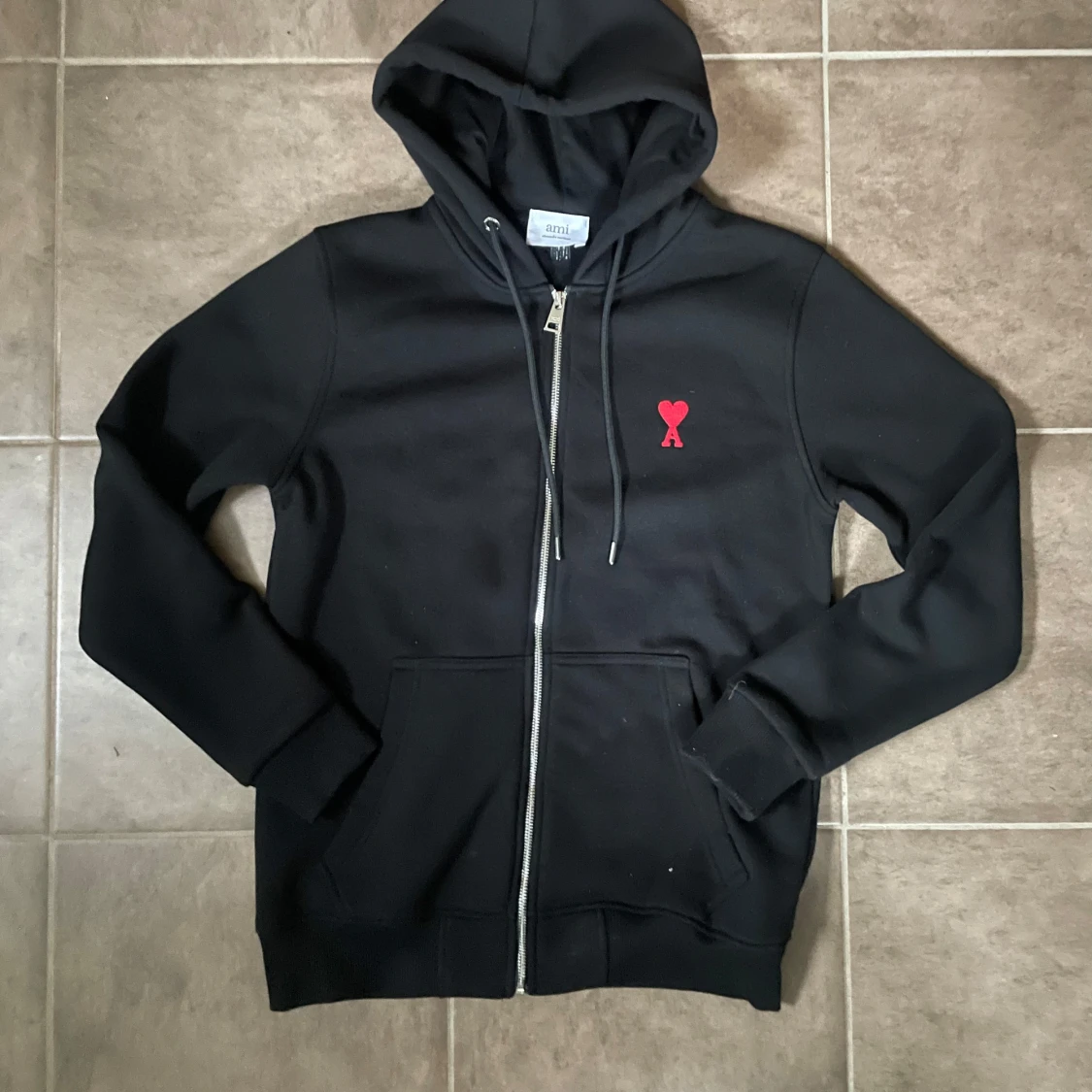 Svart hoodie från Ami med rött hjärta