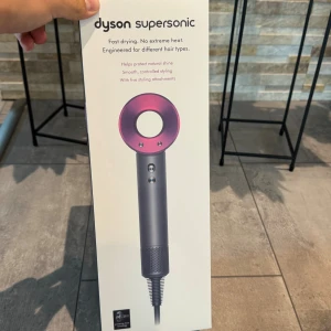 Dyson Supersonic - Dyson Supersonic hårfön i mycket fint skick, levereras med originalkartong och fem stylingtillbehör. Snabb torkning utan extrem värme, skyddar hårets naturliga glans. Perfekt för alla hårtyper. Inga synliga defekter eller slitage.