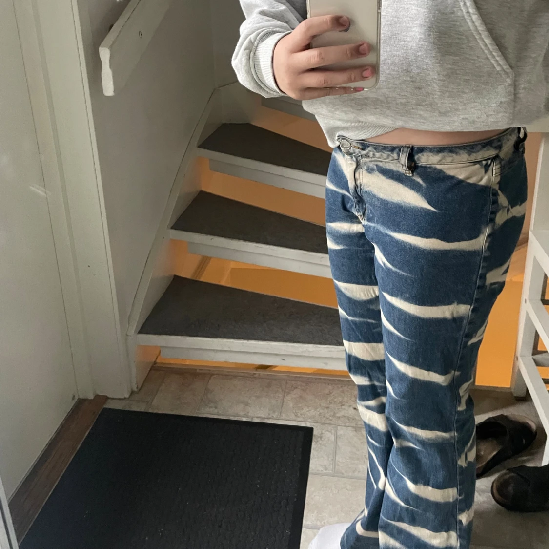 Blå och vita mönstrade jeans - 1