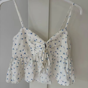Vit blommig topp - Säljer denna gulliga toppen från bikbok som aldrig använts! 💞