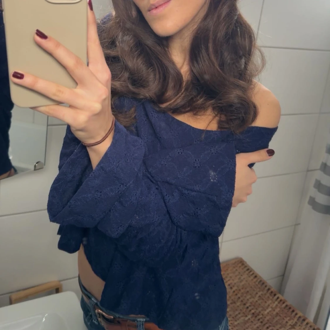 Mörkblå blus i spets