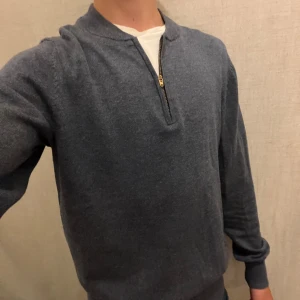 Blå halvzip tröja från Riley - Snygg blå tröja från Riley i premium bomull. Modellen har lång ärm, ribbade muddar och en stilren half zip-dragkedja framtill. Perfekt för dig som gillar en clean look med lite sportig touch. Passar lika bra till jeans som till chinos. Hör av er vid frågor och funderingar👏Svarar ofta snabbt👏skickar inom 1-2 dagar☺️kom gärna med prisförslag så kan vi säkert lösa något som funkar för båda😄