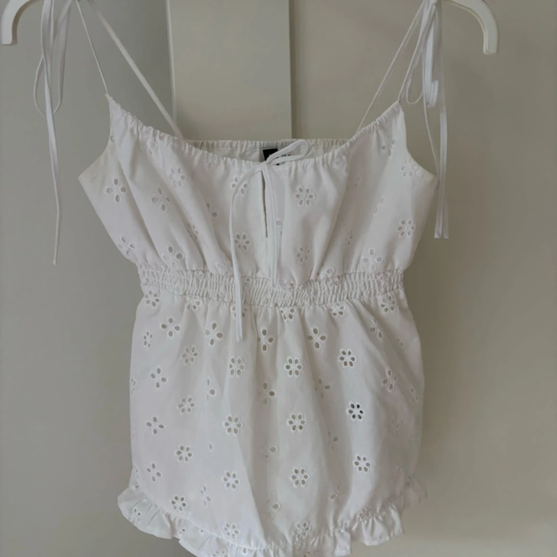 Vit topp med små blommor 